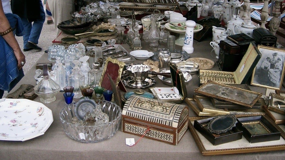 Les brocantes et les vide-greniers.🪞🪭🥾🧸👑🕰️🏺☎️🪙🧺... 💬💬☺️